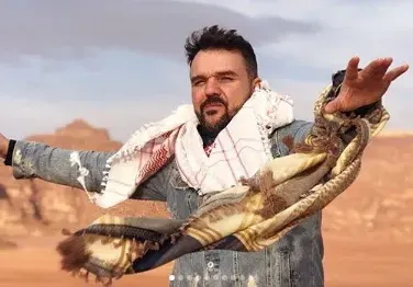 Фенки замерват Графа със сутиени