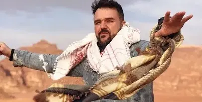 Фенки замерват Графа със сутиени