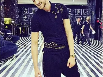 Фики вае мускулите на брат си