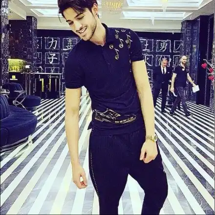 Фики вае мускулите на брат си