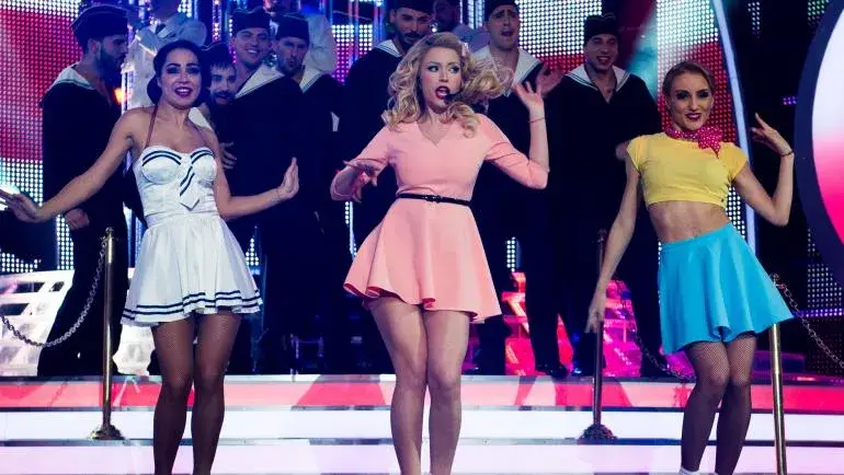 Яката дупара на Тита лъсна в Капките (Вижте гафа с рокличката й)