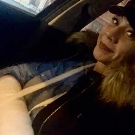 Кака Лара пазарува с гипс за ЧРД!  Транспортира пиенето и мезетата с тролей №9