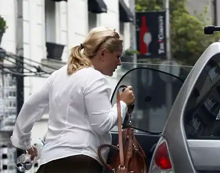 Лора Крумова зарязана от мъжа си с двете деца