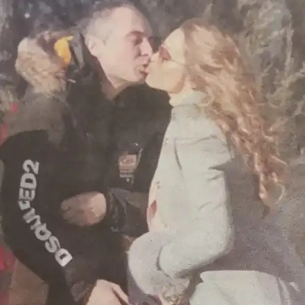 Пилето мляска пиленцето