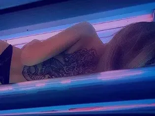 Сузанита татуира целия си гръб