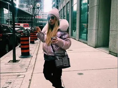 Тита пуши като комин