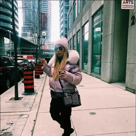 Тита пуши като комин