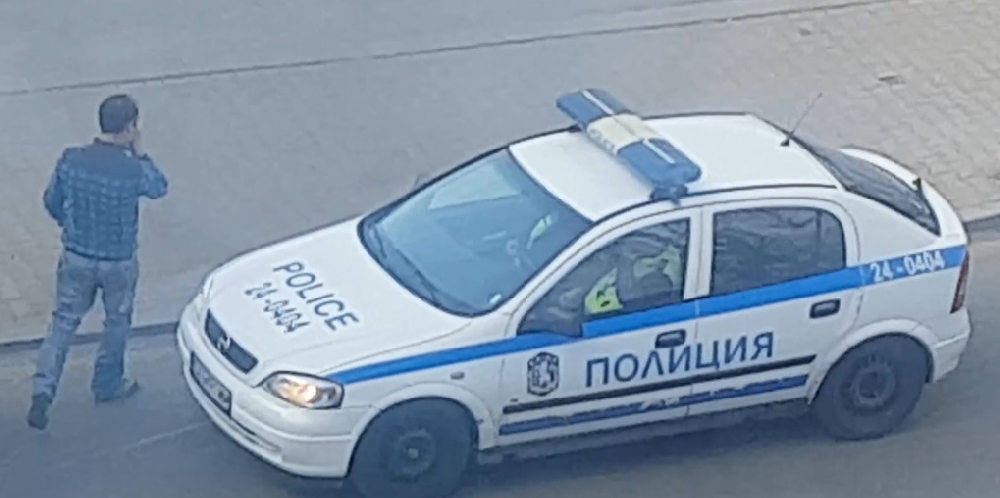 Ексклузивно в HotArena! Корумпирани служители на МВР публично заснети как прибират рушвет! (СНИМКИ + ВИДЕО)