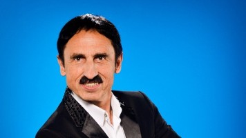 Милко се къпе и спи с фалшивия мустак
