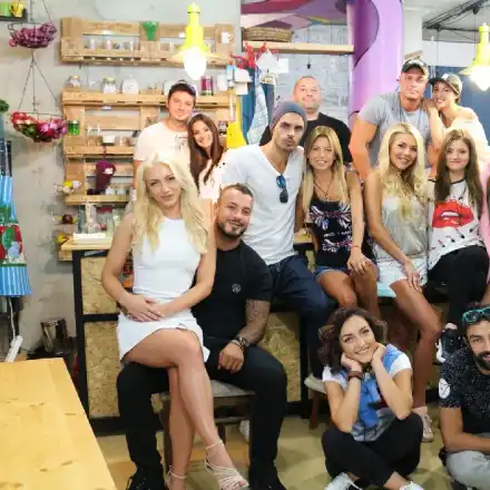 Актьорите от „София ден и нощ“ станаха фитнес инструктори и фризьорки, Михаела и Аглика дундуркат бебета