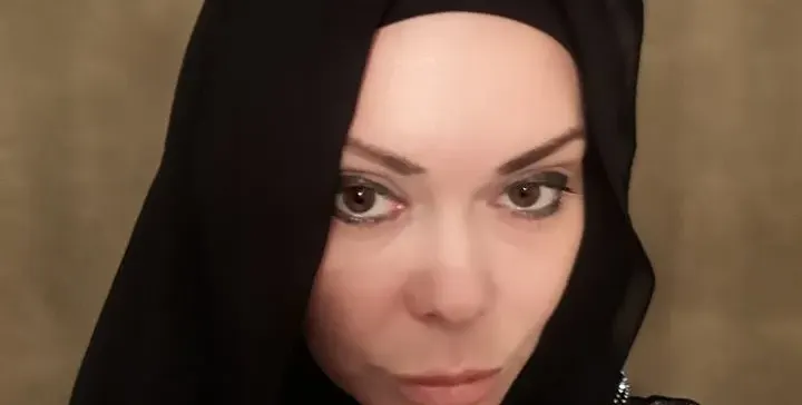 Албена Вулева върти търговия с амулети