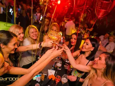 Алекс Петканова и Антония Петрова с лудо женско парти (Снимки)