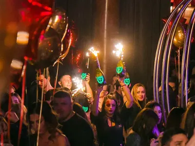 Алекс Петканова и Антония Петрова с лудо женско парти (Снимки)