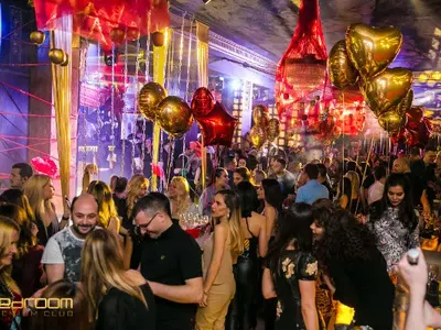 Алекс Петканова и Антония Петрова с лудо женско парти (Снимки)