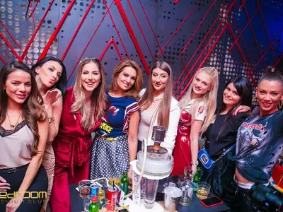 Алекс Петканова и Антония Петрова с лудо женско парти (Снимки)