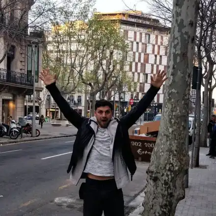 Александър Сано спи за 500 лева на нощ в Барселона