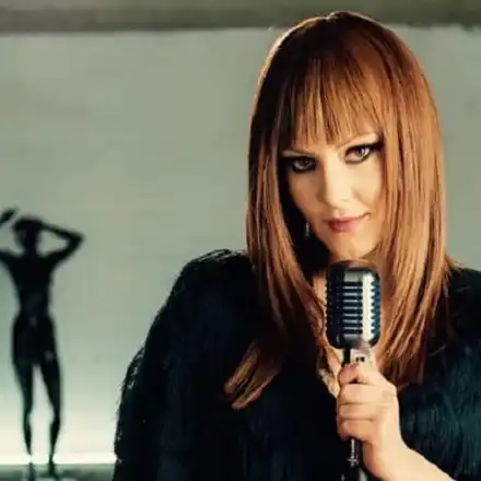 Бившата на Лукарски пее „Свобода“. Празнува развода с мускулести мачовци в клип (ВИДЕО)