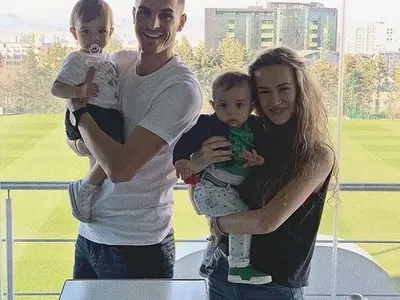 Чорбаджийски напира за бебе! Деца утешават низвергнатия футболист