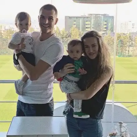 Чорбаджийски напира за бебе! Деца утешават низвергнатия футболист