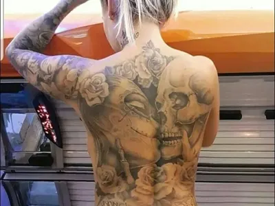 Цветелина Грахич се нашари с черепи по тялото