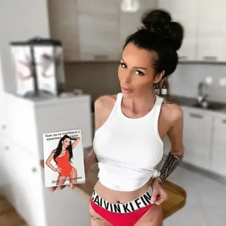 Деси Фотосесията с първа книга