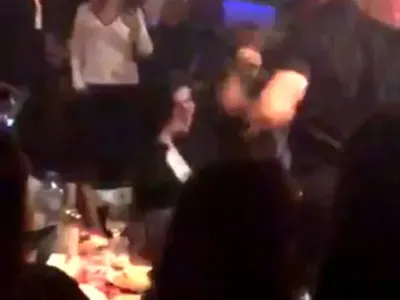 Ексклузивно в HotArena! Цяла София говори за това моминско парти! 24 часа преди сватбата си булка направи нещо шокиращо в столична кръчма! (Известна протестърка също е участвала в скандала)