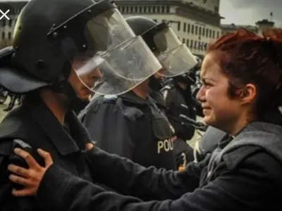 Ексклузивно в HotArena! Цяла София говори за това моминско парти! 24 часа преди сватбата си булка направи нещо шокиращо в столична кръчма! (Известна протестърка също е участвала в скандала)