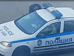 Ексклузивно в HotArena! Корумпирани служители на МВР публично заснети как прибират рушвет! (СНИМКИ + ВИДЕО)