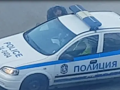 Ексклузивно в HotArena! Корумпирани служители на МВР публично заснети как прибират рушвет! (СНИМКИ + ВИДЕО)