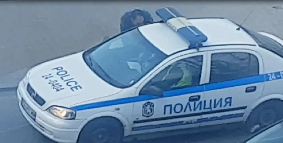 Ексклузивно в HotArena! Корумпирани служители на МВР публично заснети как прибират рушвет! (СНИМКИ + ВИДЕО)