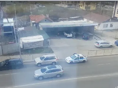 Ексклузивно в HotArena! Корумпирани служители на МВР публично заснети как прибират рушвет! (СНИМКИ + ВИДЕО)