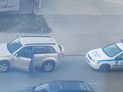 Ексклузивно в HotArena! Корумпирани служители на МВР публично заснети как прибират рушвет! (СНИМКИ + ВИДЕО)