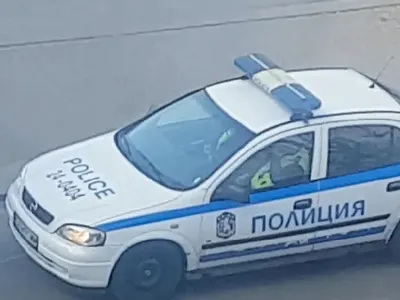 Ексклузивно в HotArena! Корумпирани служители на МВР публично заснети как прибират рушвет! (СНИМКИ + ВИДЕО)