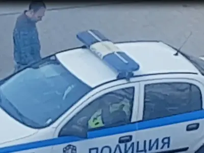 Ексклузивно в HotArena! Корумпирани служители на МВР публично заснети как прибират рушвет! (СНИМКИ + ВИДЕО)