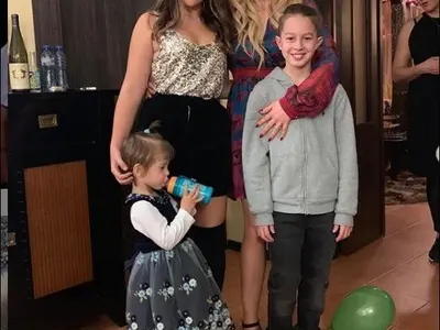 Емилия гледа три деца