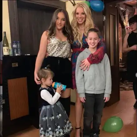 Емилия гледа три деца