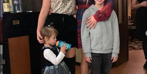 Емилия гледа три деца