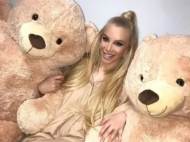 Емилия се мазни на Башур с мусака