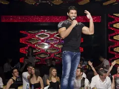 Фики Стораро лудува с шаферки, докато Гюлджан гледа бебето