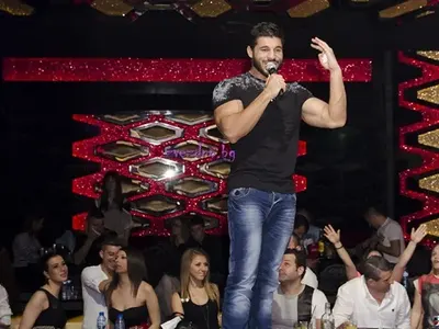 Фики Стораро лудува с шаферки, докато Гюлджан гледа бебето