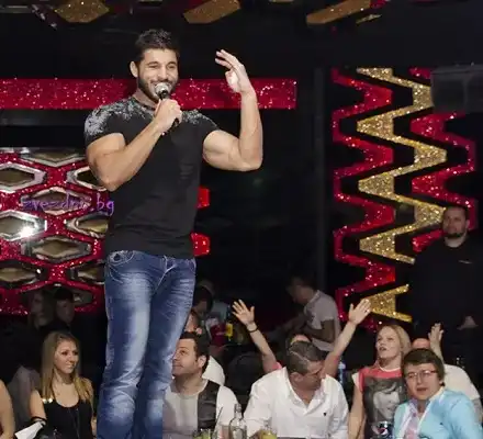 Фики Стораро лудува с шаферки, докато Гюлджан гледа бебето