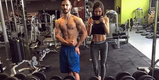 Годеницата на Наум Шопов не го изпуска от поглед