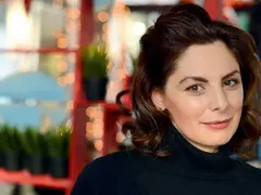 Яна Титова чака момиче