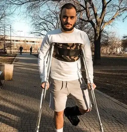 Лъчо от „СкандаУ“ счупи глезен преди концерта