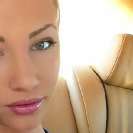 Малкото коте се гаври с Божинов