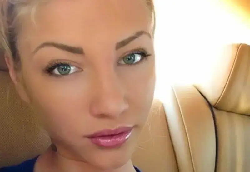 Малкото коте се гаври с Божинов