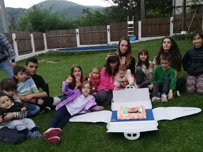 Милянкова на разходка с потомството