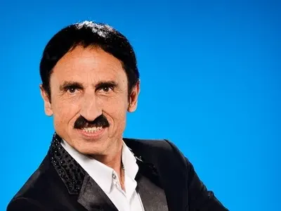 Милко се къпе и спи с фалшивия мустак