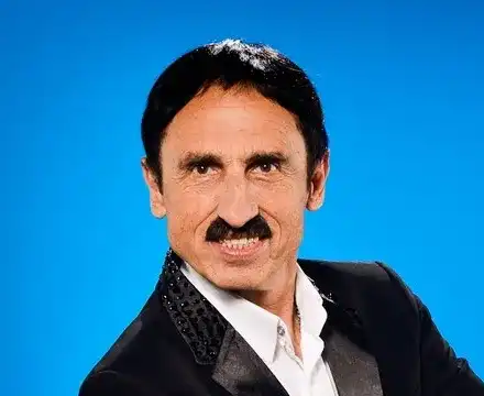 Милко се къпе и спи с фалшивия мустак