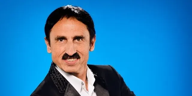 Милко се къпе и спи с фалшивия мустак